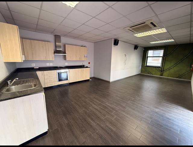 4,714M² OFFICE FOR SALE IN HOUGHTON ESTATE